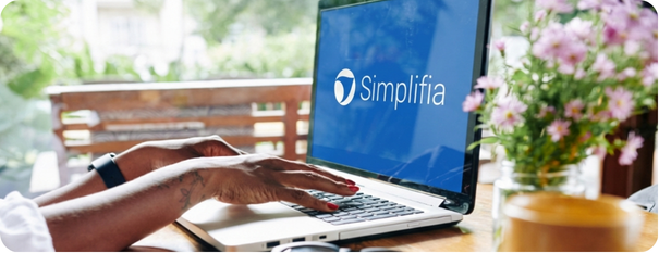 Écran d’ordinateur affichant le logiciel Simplifia, utilisé par une pompe funèbre pour gérer la facturation électronique et l’organisation des obsèques.