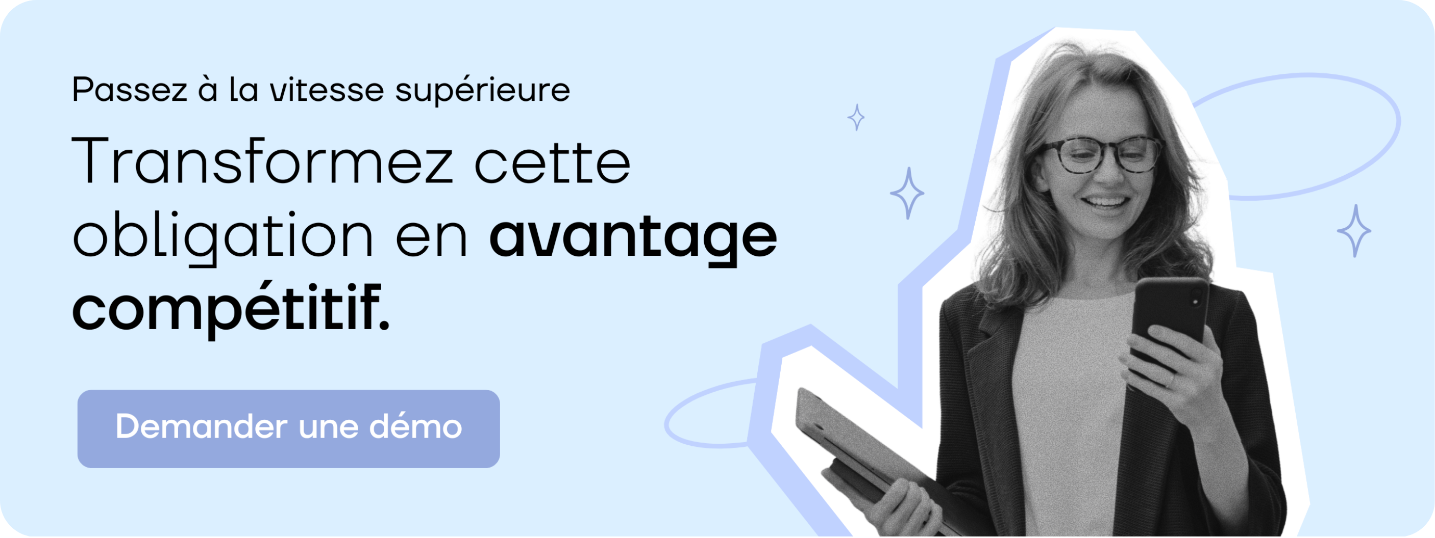 Gérante de pompes funèbres souriante utilisant le logiciel Simplifia sur smartphone pour transformer la facturation électronique obligatoire 2027 en avantage compétitif.