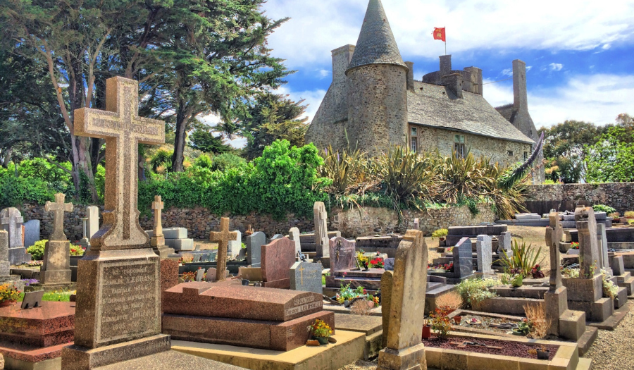 Accident dans un cimetière : la commune est-elle responsable ? Une décision récente éclaire les droits des victimes et les obligations des collectivités.
