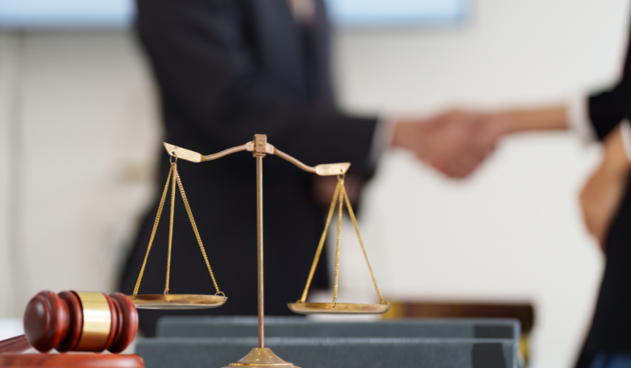 Une inhumation par erreur dans une concession funéraire n’entraîne pas d’emprise irrégulière : retour sur la décision de la Cour d’appel de Riom et la responsabilité du maire.