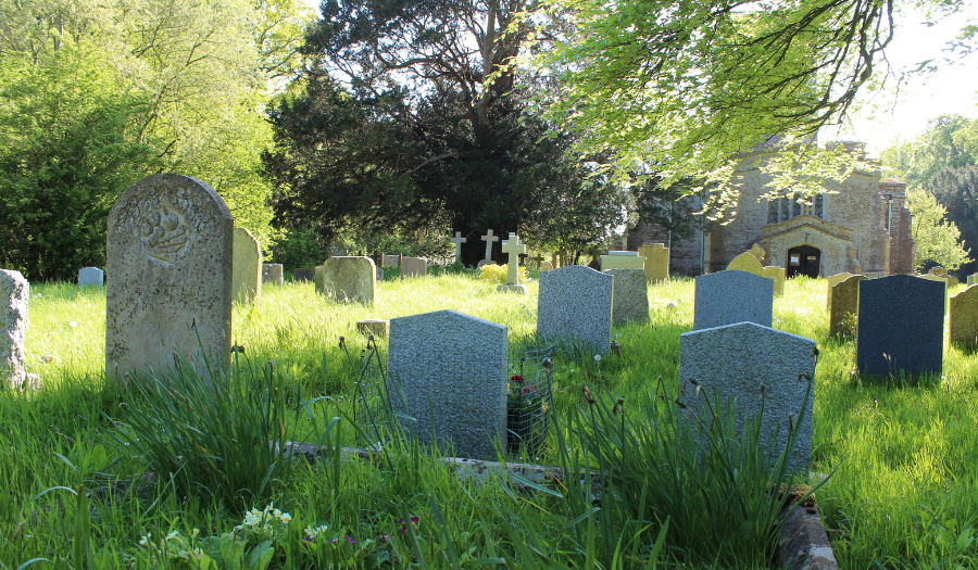 Police des cimetières : quels sont les pouvoirs du maire, ses obligations, les sanctions applicables et les limites juridiques à respecter ?