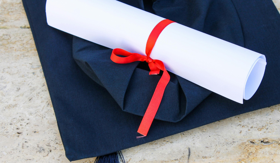 Découvrez les nouvelles règles concernant les diplômes funéraires et formation pour les conseillers funéraires et maîtres de cérémonie, applicables dès 2026.