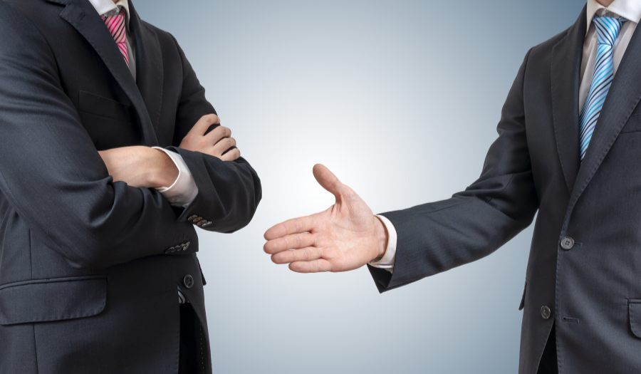 La contestation du mode de funérailles obéit à une procédure d’urgence stricte. Délais de 24 heures, contrat obsèques, preuve de la volonté du défunt : ce que les professionnels doivent savoir.